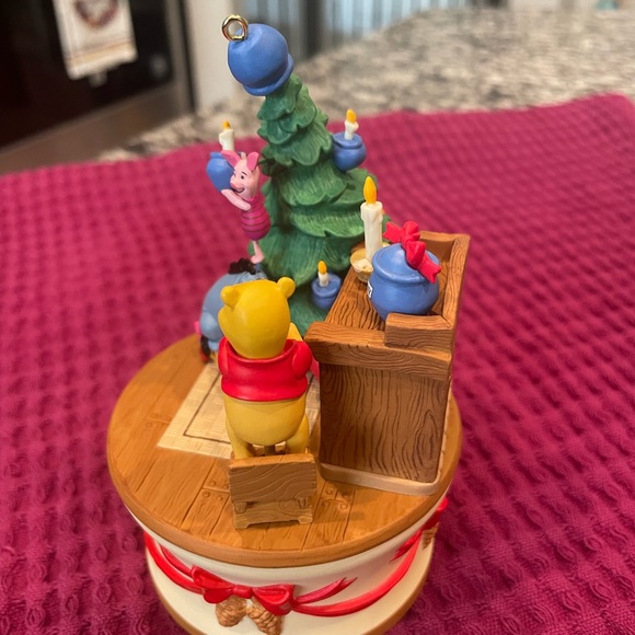 2005 Getting Ready for Christmas,QXD4212, Winnie the Pooh,musical ornament - Picture 4 of 8